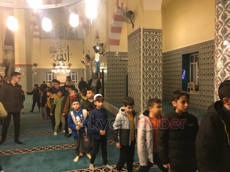 Akyazı'da Miraç Kandili’nde vatandaşlar camilere akın etti