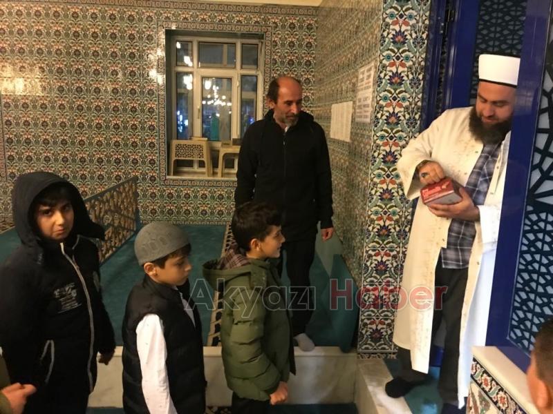 Akyazı'da Miraç Kandili’nde vatandaşlar camilere akın etti