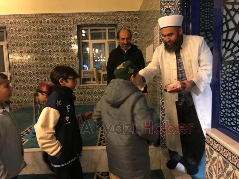 Akyazı'da Miraç Kandili’nde vatandaşlar camilere akın etti