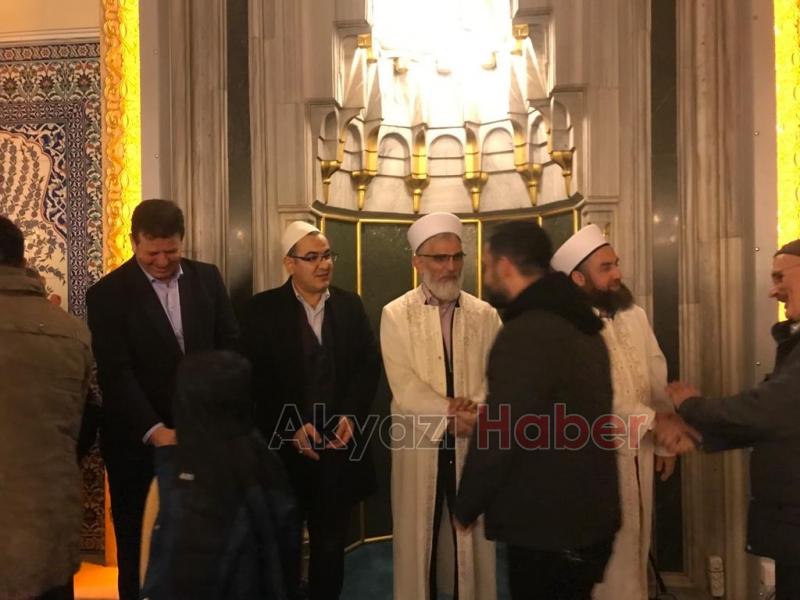 Akyazı'da Miraç Kandili’nde vatandaşlar camilere akın etti