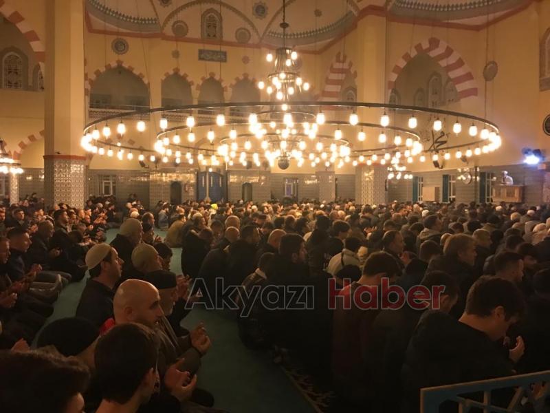 Akyazı'da Miraç Kandili’nde vatandaşlar camilere akın etti