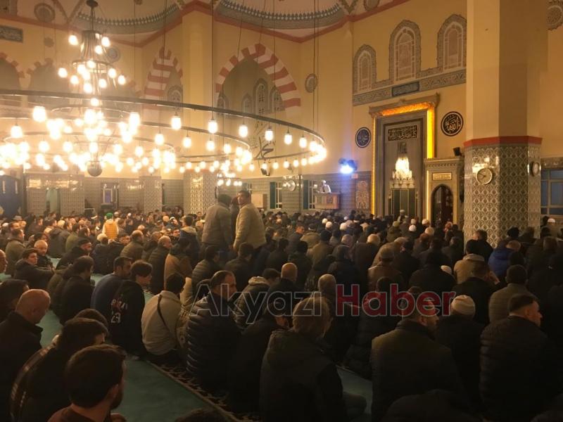 Akyazı'da Miraç Kandili’nde vatandaşlar camilere akın etti