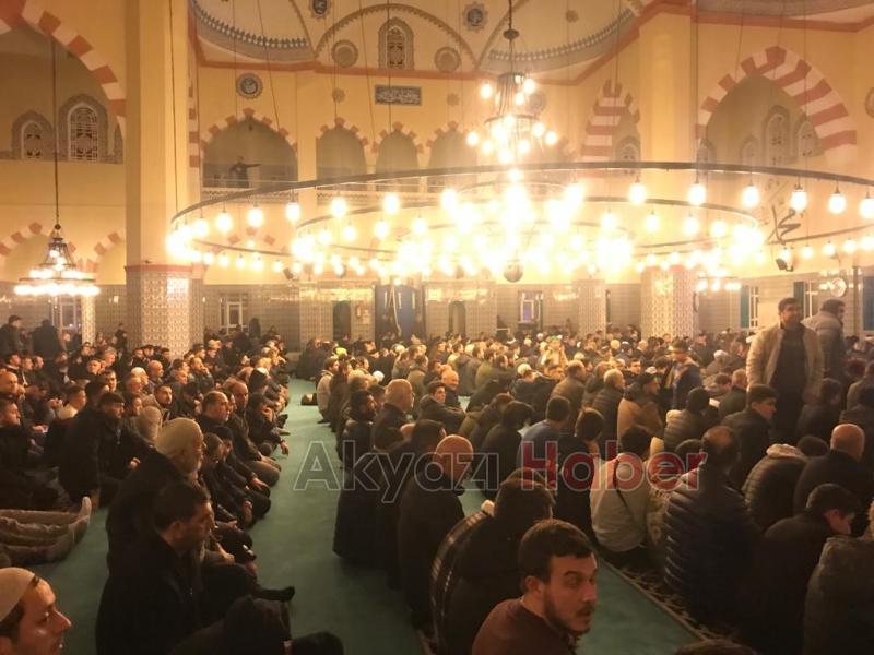 Akyazı'da Miraç Kandili’nde vatandaşlar camilere akın etti