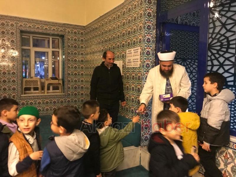 Akyazı'da Miraç Kandili’nde vatandaşlar camilere akın etti