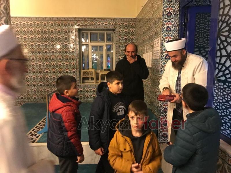 Akyazı'da Miraç Kandili’nde vatandaşlar camilere akın etti