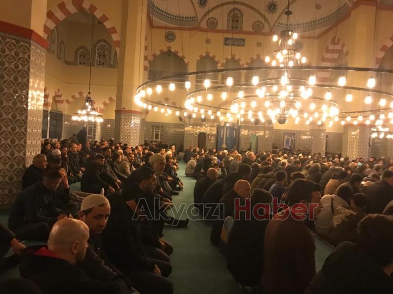 Akyazı'da Miraç Kandili’nde vatandaşlar camilere akın etti