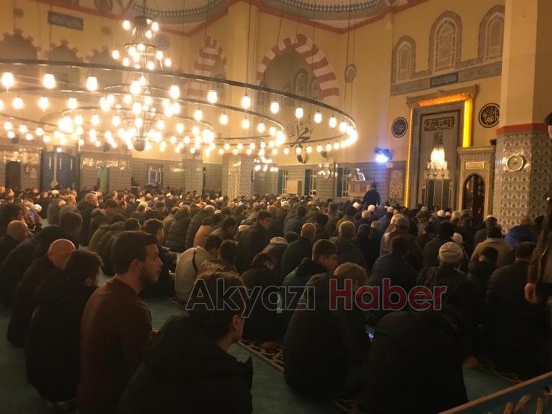 Akyazı'da Miraç Kandili’nde vatandaşlar camilere akın etti