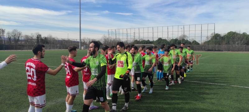 Akyazı da dokuz gollü maçta kazanan ev sahibi Kuzulukspor oldu 