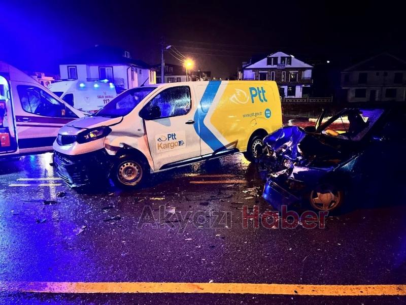 Kargo aracıyla çarpışan otomobil hurdaya döndü