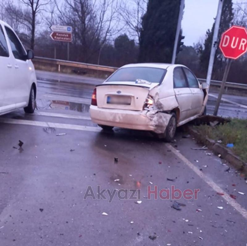 Akyazı Gişeler Kavşağı'nda Kaza 3 Yaralı