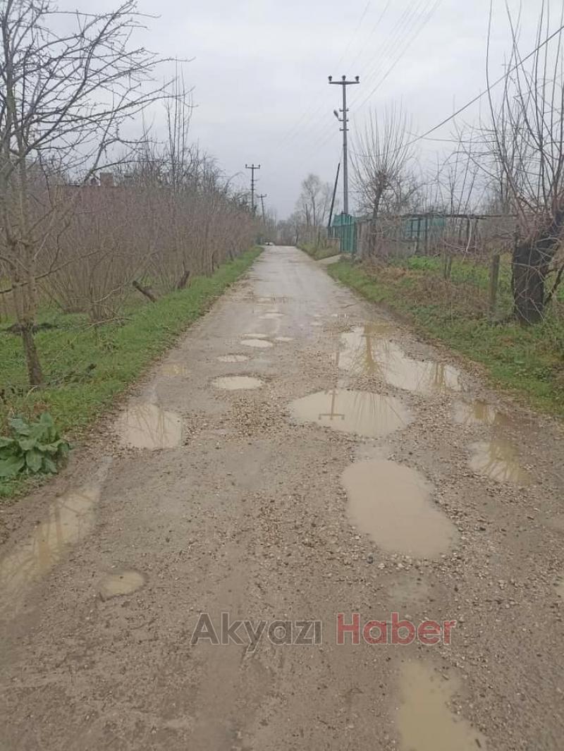 Akyazıda çamur içinde kalan vatandaşlar asfalt bekliyor