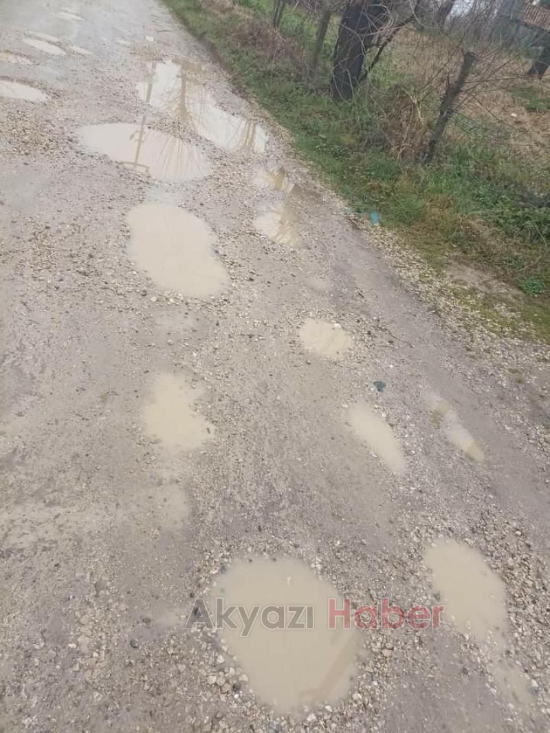 Akyazıda çamur içinde kalan vatandaşlar asfalt bekliyor