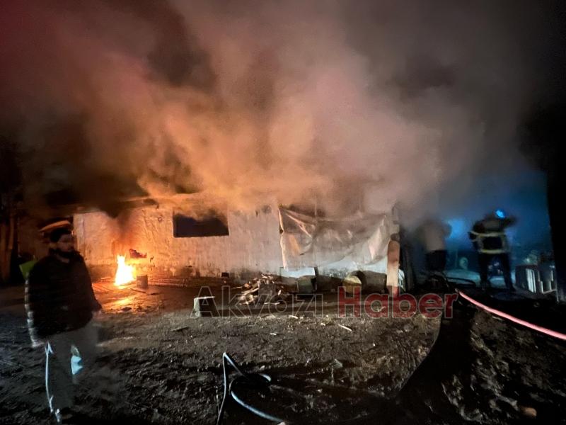 Akyazıda kaşık atölyesi yandı