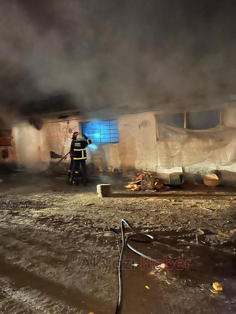 Akyazıda kaşık atölyesi yandı