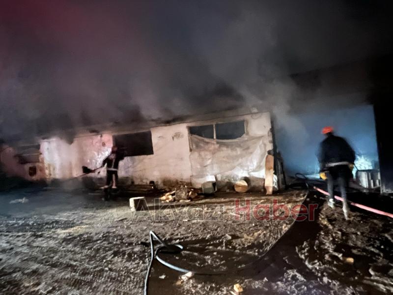 Akyazıda kaşık atölyesi yandı