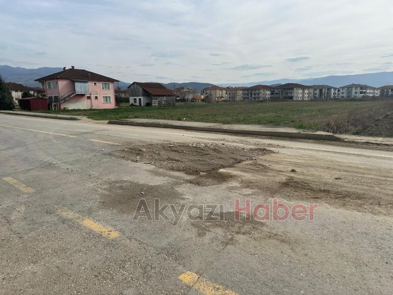 Akyazı'da kazılan cadde kazalara davetiye çıkarıyor