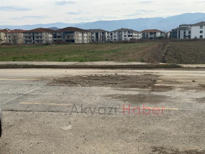 Akyazı'da kazılan cadde kazalara davetiye çıkarıyor