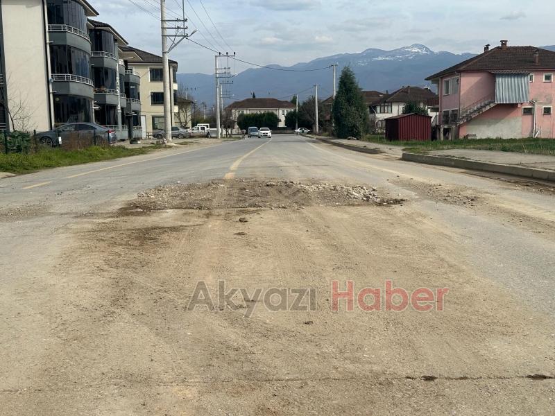 Akyazı'da kazılan cadde kazalara davetiye çıkarıyor