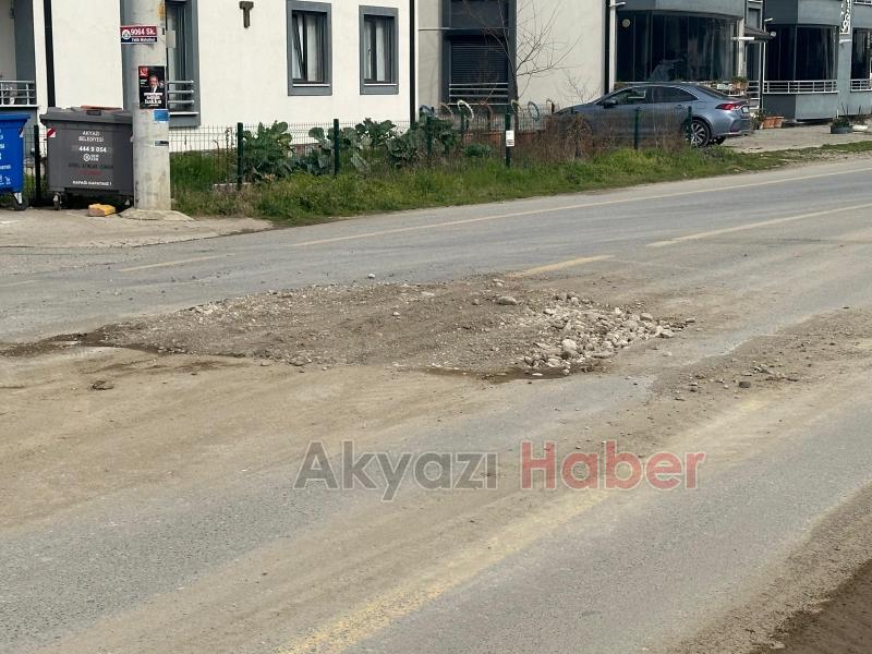 Akyazı'da kazılan cadde kazalara davetiye çıkarıyor