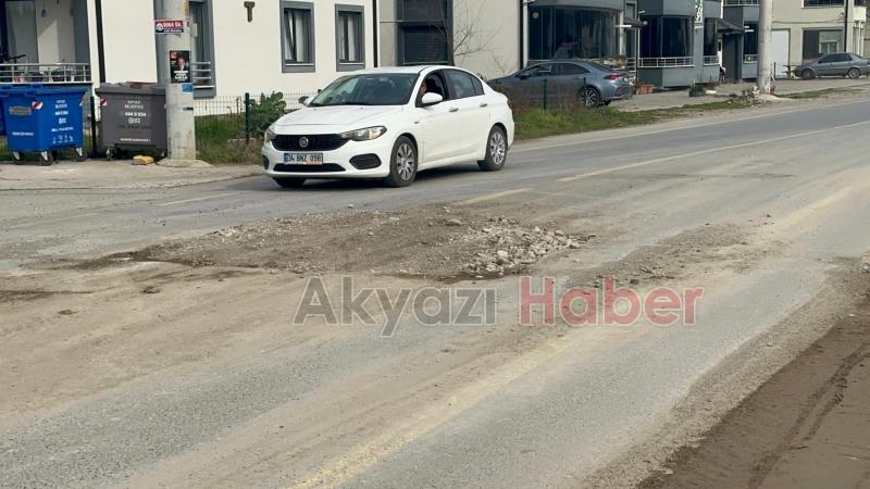 Akyazı'da kazılan cadde kazalara davetiye çıkarıyor