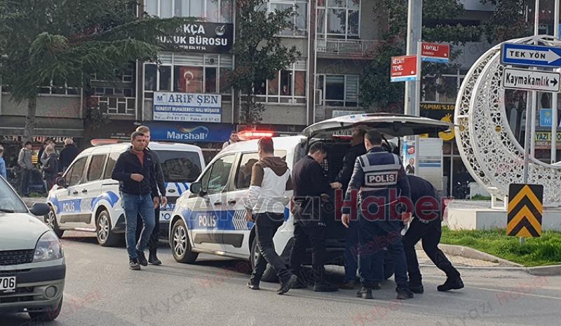 Atatürk Büstüne Balyozla Saldırdı 