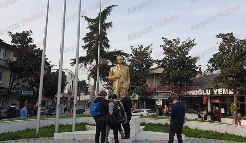 Atatürk Büstüne Balyozla Saldırdı 