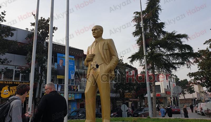 Atatürk Büstüne Balyozla Saldırdı 
