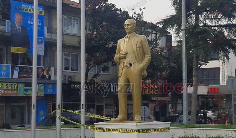 Atatürk Büstüne Balyozla Saldırdı 