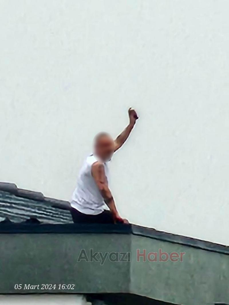 Çatıya çıkıp ateş açan ihraç polis 4 saat sonra teslim oldu