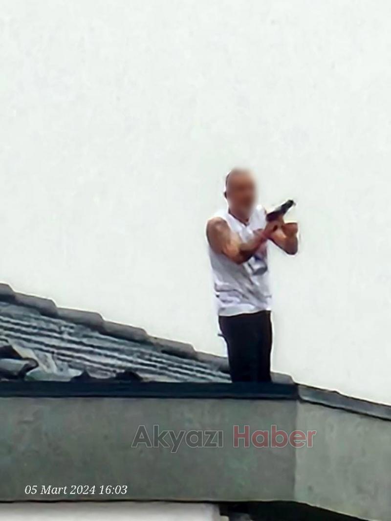 Çatıya çıkıp ateş açan ihraç polis 4 saat sonra teslim oldu
