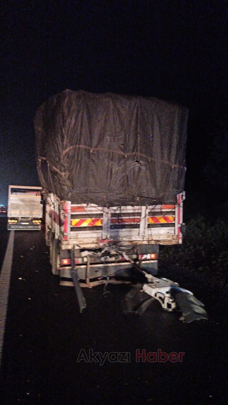 Kamyona arkadan çarpan tırın sürücüsü öldü