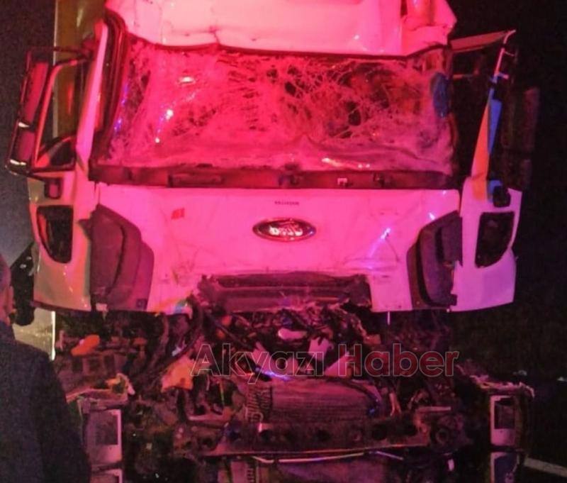 Kamyona arkadan çarpan tırın sürücüsü öldü