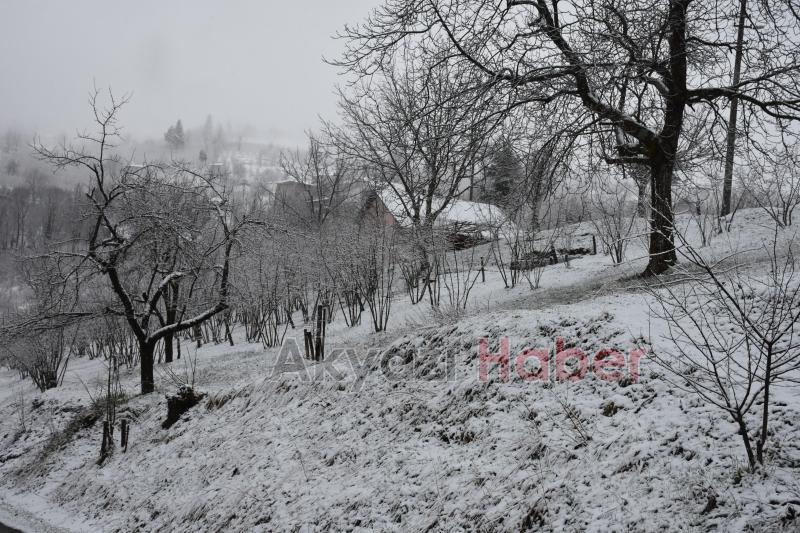 Güne karla uyandılar