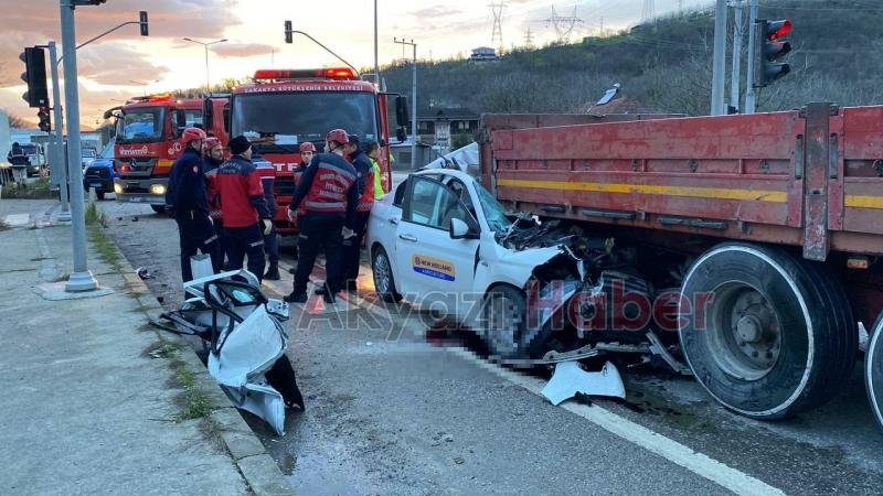 Otomobil tıra ok gibi saplandı: 1 ölü