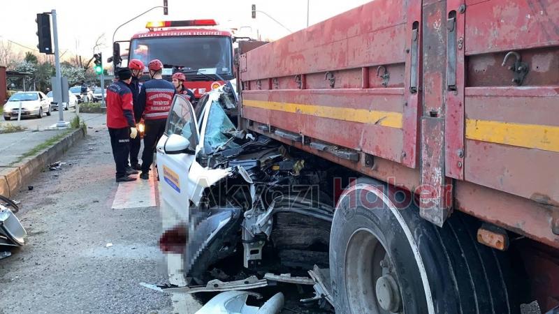 Otomobil tıra ok gibi saplandı: 1 ölü