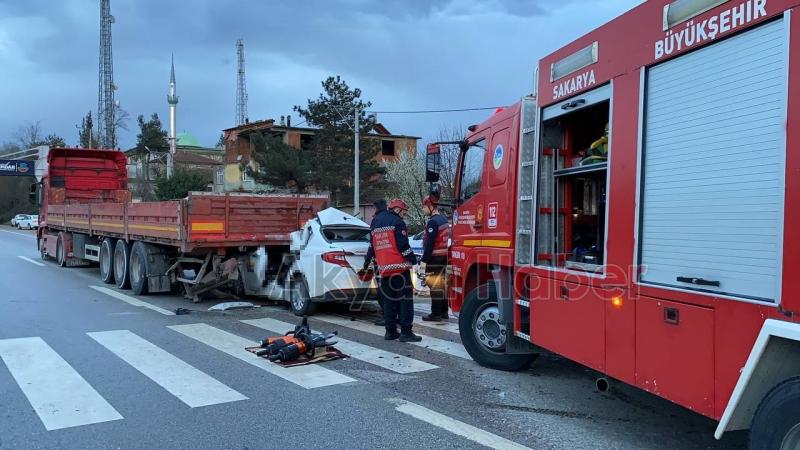 Otomobil tıra ok gibi saplandı: 1 ölü