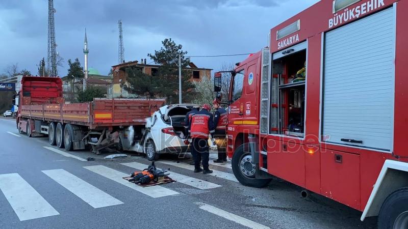 Otomobil tıra ok gibi saplandı: 1 ölü