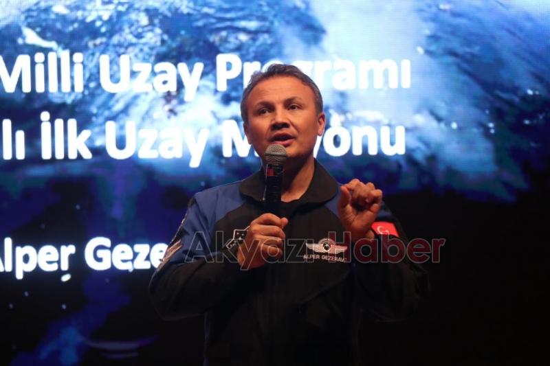 Alper Gezeravcı SAÜ'de öğrencilerle bir araya geldi