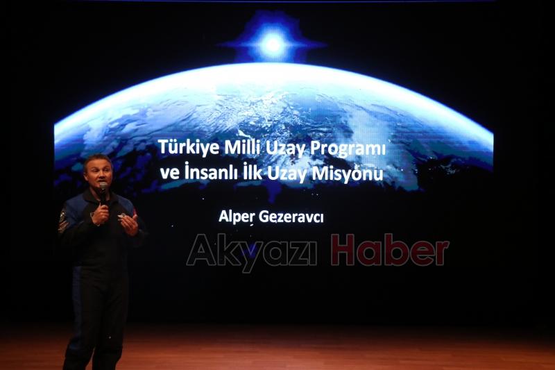 Alper Gezeravcı SAÜ'de öğrencilerle bir araya geldi