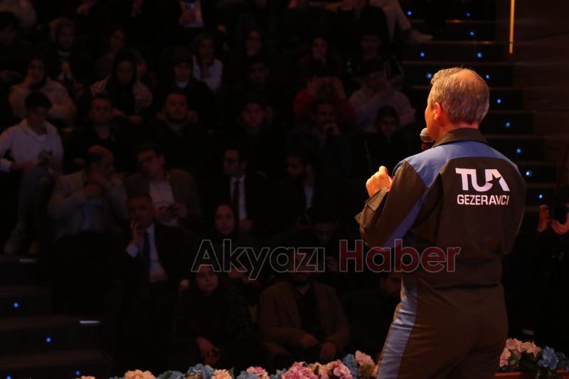 Alper Gezeravcı SAÜ'de öğrencilerle bir araya geldi