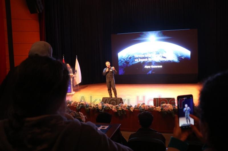 Alper Gezeravcı SAÜ'de öğrencilerle bir araya geldi