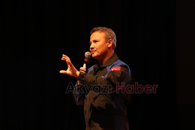 Alper Gezeravcı SAÜ'de öğrencilerle bir araya geldi