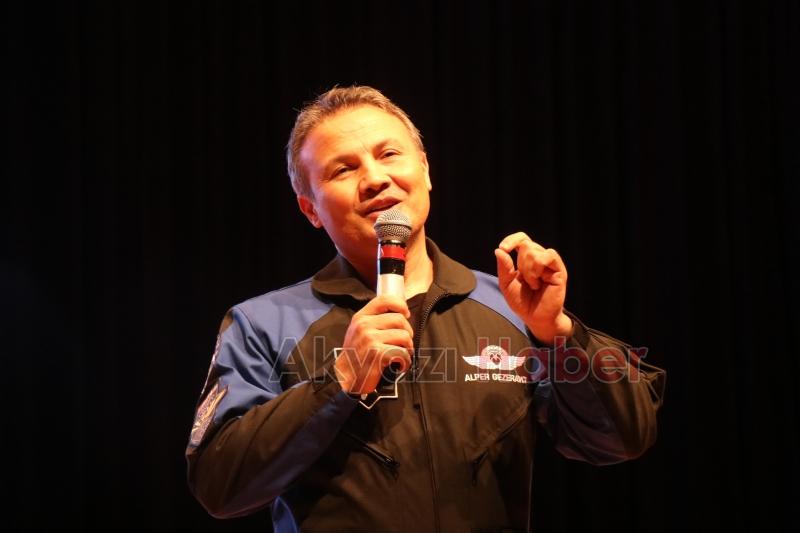 Alper Gezeravcı SAÜ'de öğrencilerle bir araya geldi