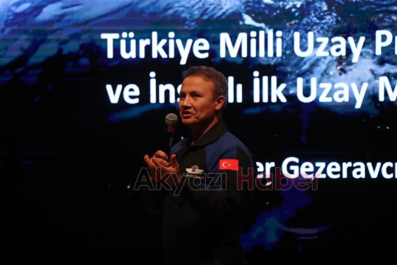 Alper Gezeravcı SAÜ'de öğrencilerle bir araya geldi