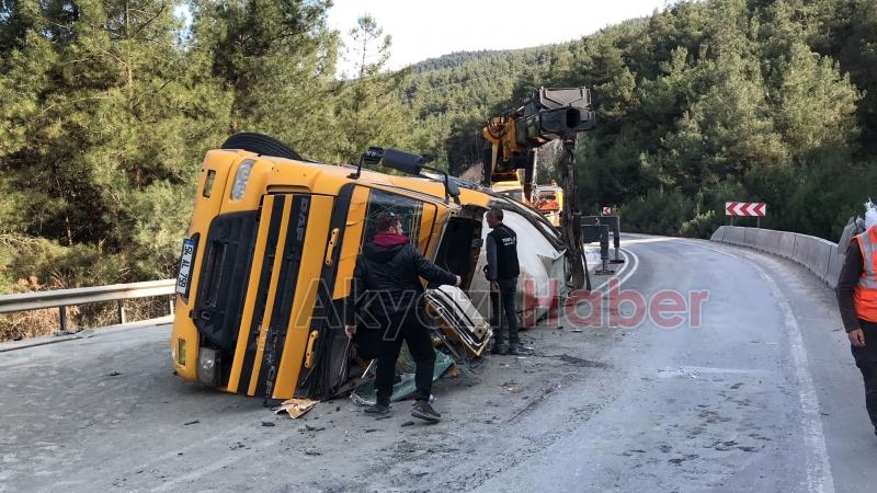 Sakarya-Bilecik yolunda tırlar çarpıştı: 1 ölü, 1 yaralı