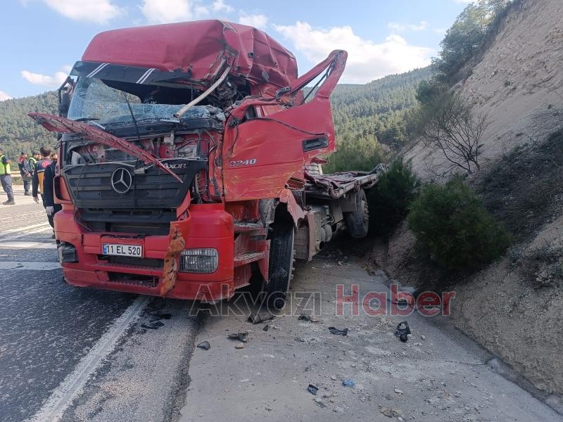Sakarya-Bilecik yolunda tırlar çarpıştı: 1 ölü, 1 yaralı