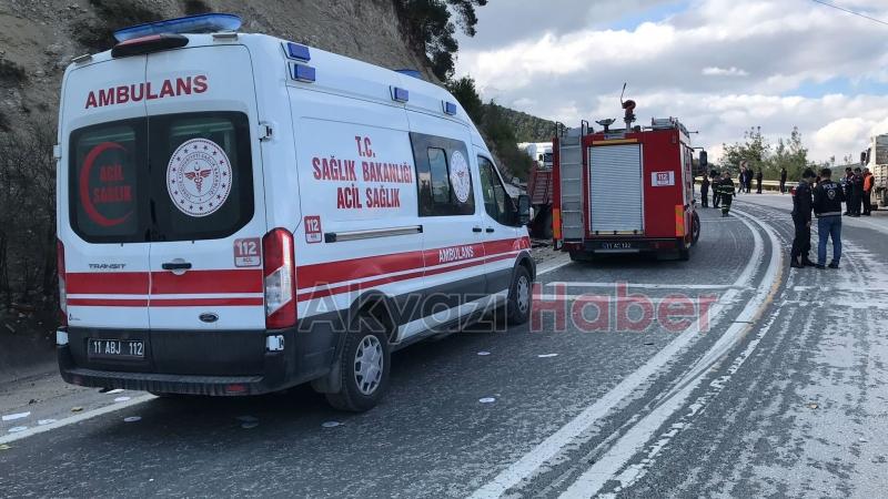 Sakarya-Bilecik yolunda tırlar çarpıştı: 1 ölü, 1 yaralı