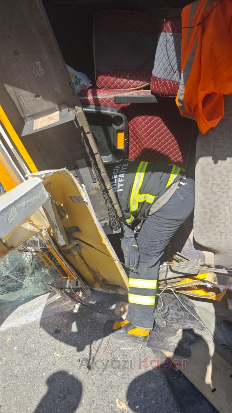 Sakarya-Bilecik yolunda tırlar çarpıştı: 1 ölü, 1 yaralı