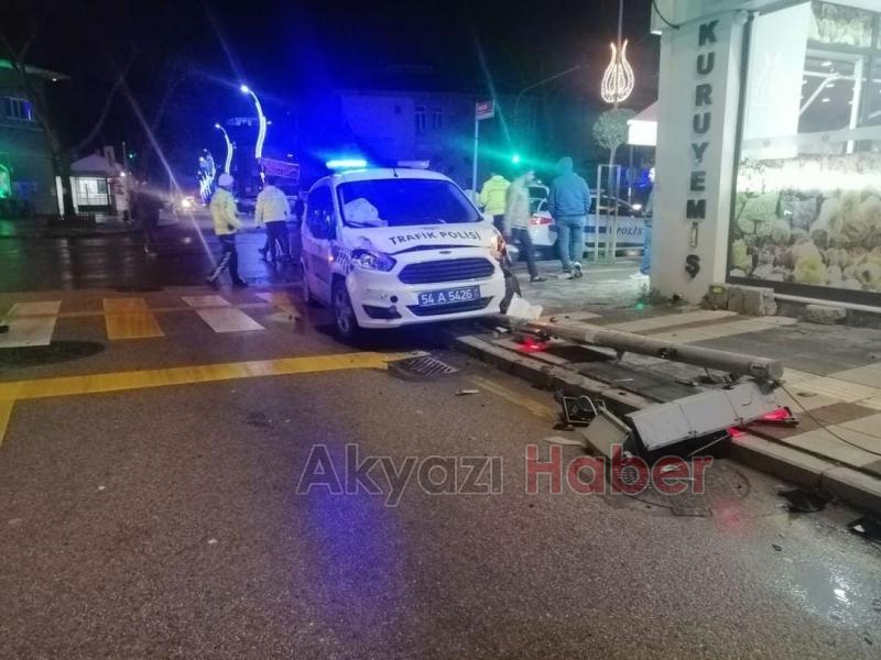 Şerit değiştirirken trafik ekibinin aracına çarptı