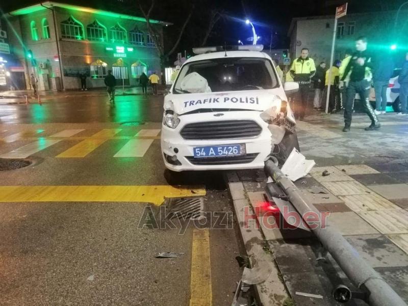 Şerit değiştirirken trafik ekibinin aracına çarptı
